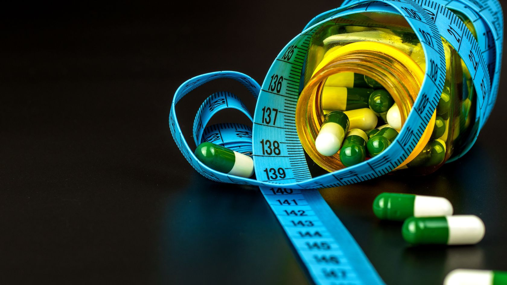 Medico nutrizionista illustra come funzionano i nuovi farmaci per dimagrire e gli agonisti GLP-1 per la cura dell'obesità.